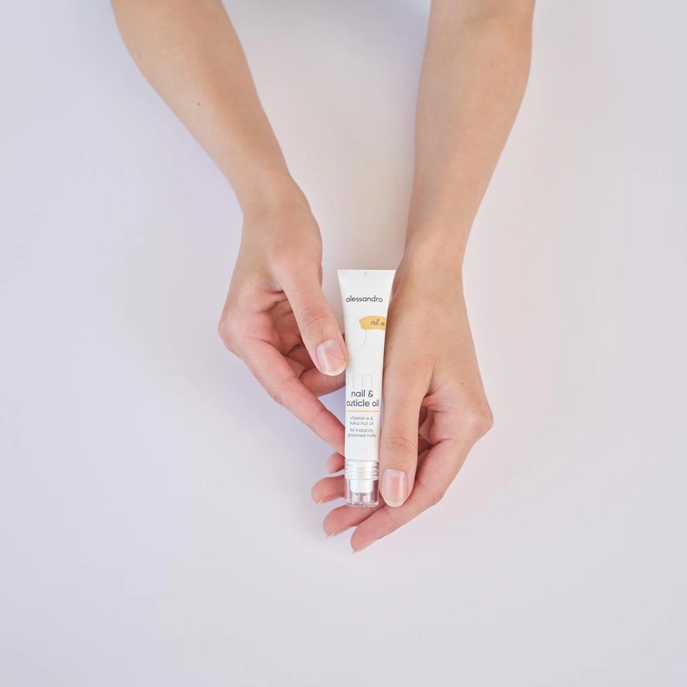 Alessandro Nail & Cuticle Oil Roll-on, negovalno olje za nohte in obnohtno kožico (15 ml)